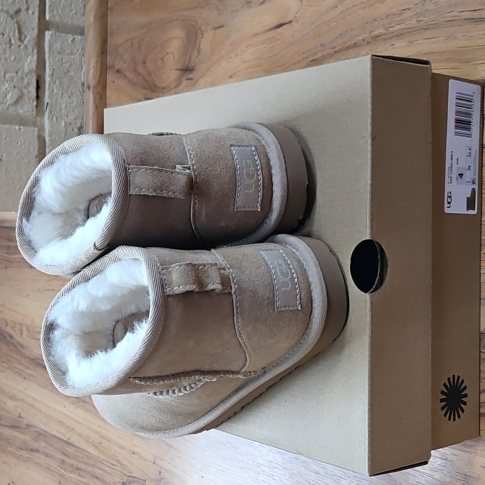 UGG Kid's Classic Mini II - Brand New With Tags - Picture 5 of 6